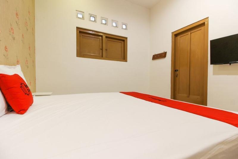 Reddoorz Near Rs Sarjito Hotel 2*