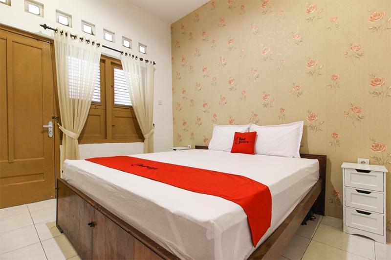 Reddoorz Near Rs Sarjito Hotel