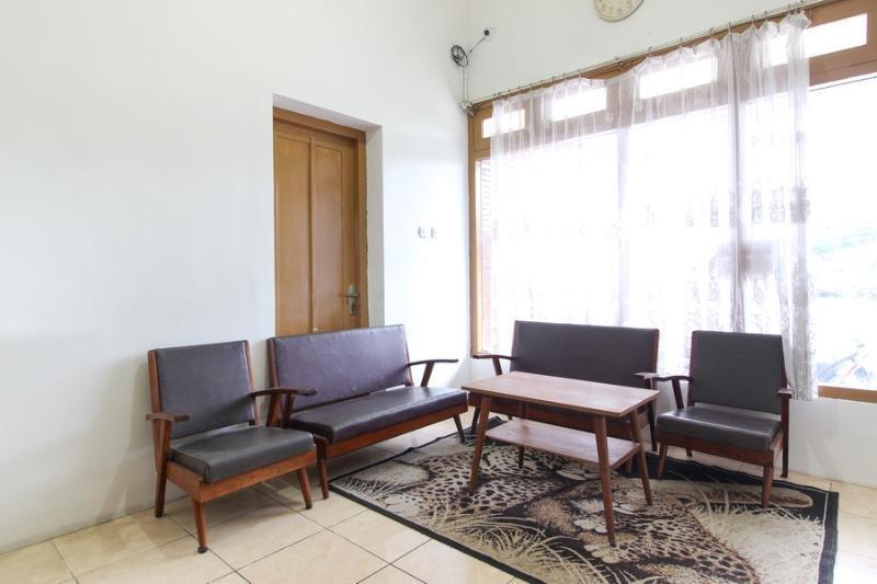 Reddoorz Near Rs Sarjito Hotel