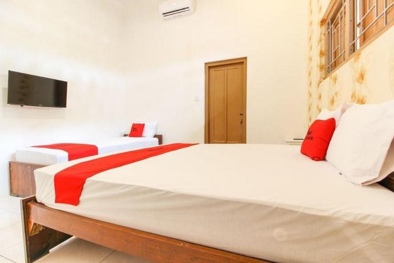 Reddoorz Near Rs Sarjito Hotel 2*